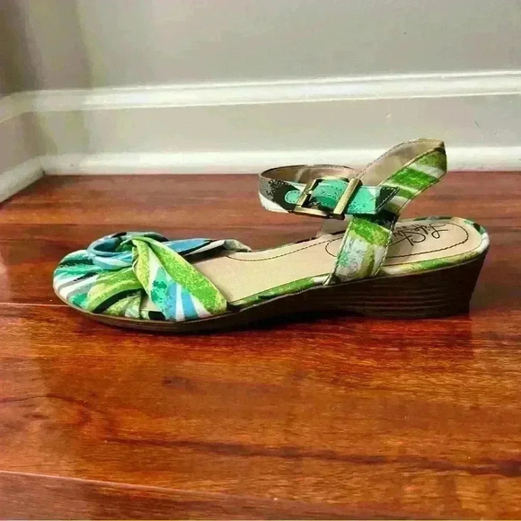 Life Stride Soft Systems Women Size 9.5 Tropical Leaf Sandals Green Blue Buckle - Picture 2 of 6